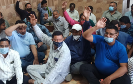 रूड़की मेयर गौरव गोयल के विरोध में कार्य बहिष्कार कर धरने पर बैठे कर्मचारी