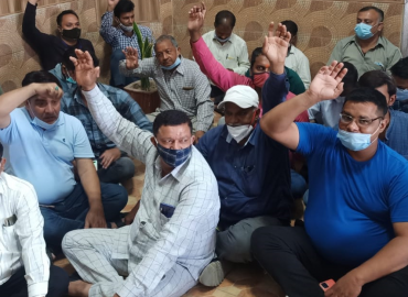 रूड़की मेयर गौरव गोयल के विरोध में कार्य बहिष्कार कर धरने पर बैठे कर्मचारी