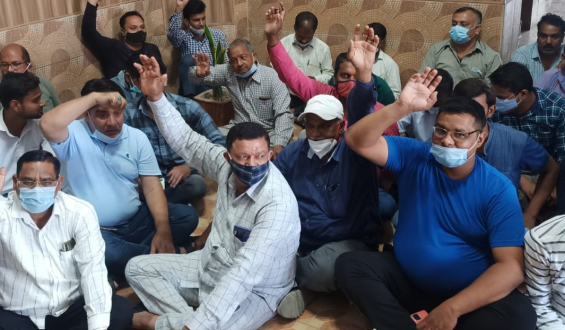 रूड़की मेयर गौरव गोयल के विरोध में कार्य बहिष्कार कर धरने पर बैठे कर्मचारी